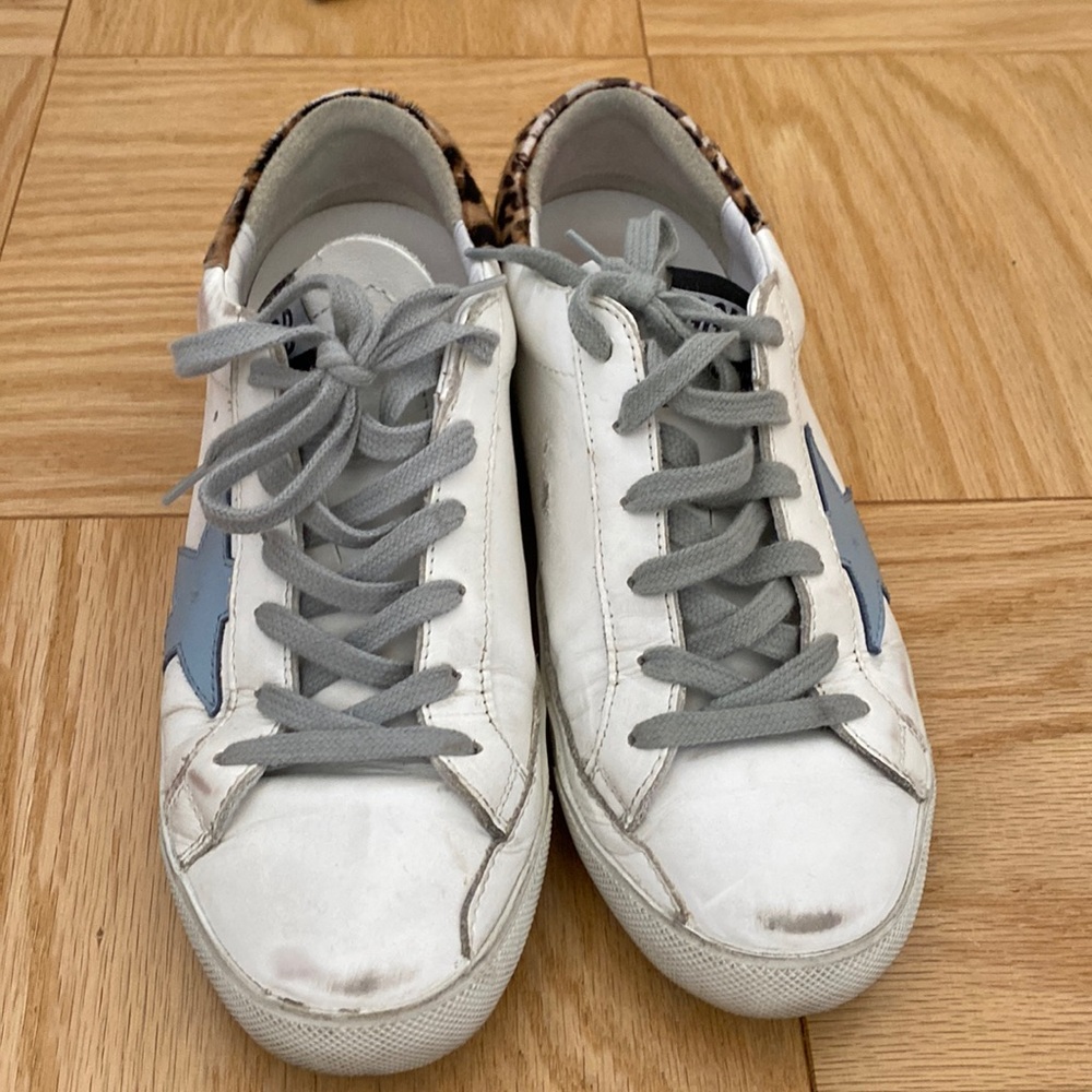GOLDEN GOOSE 7 WHITE
*CS* WHT LTHR/LT BLUE SDE STAR/LEOPARD